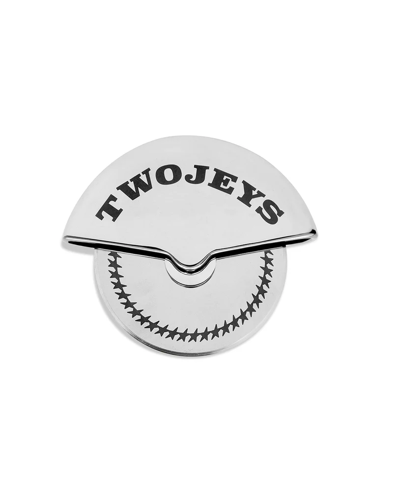 Corta pizza con estampado de estrellas y nombre Twojeys que es la marca