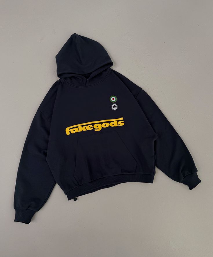 Sudadera negra con print en amarillo y capucha