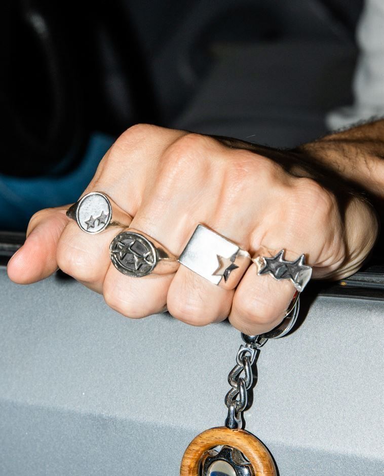 Tercera imagen es una mano con anillos de plata que demuestra nuestros materiales