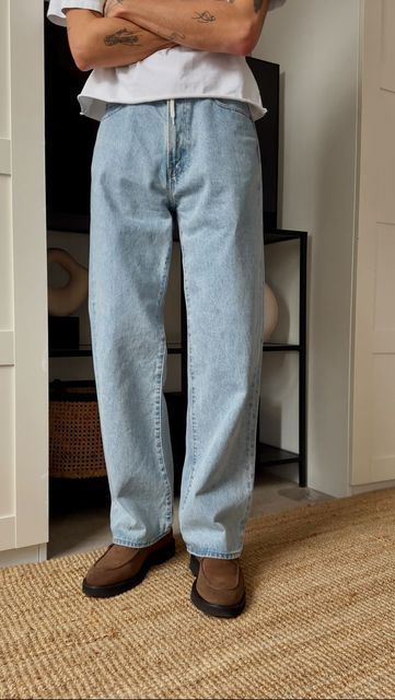 Primera imagen, vaquero azul celeste que quiere hablar sobre el material denim