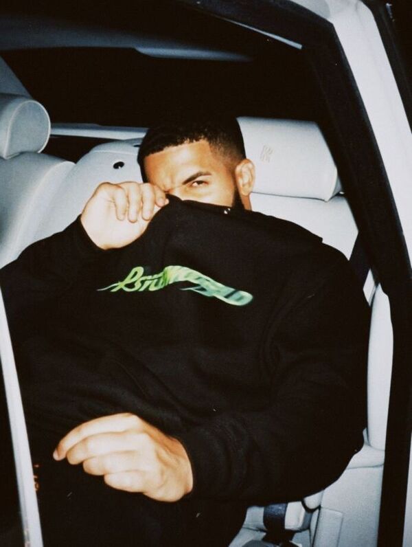 Drake tocándose la sudadera