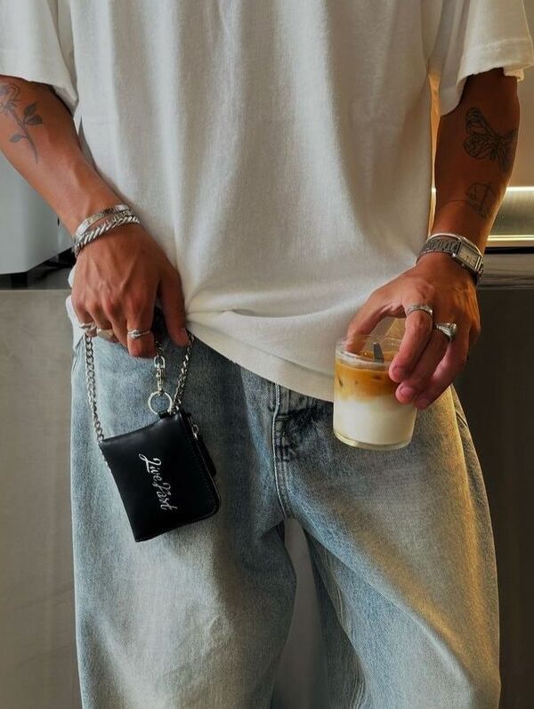 Accesorios de plata, anillos en mano