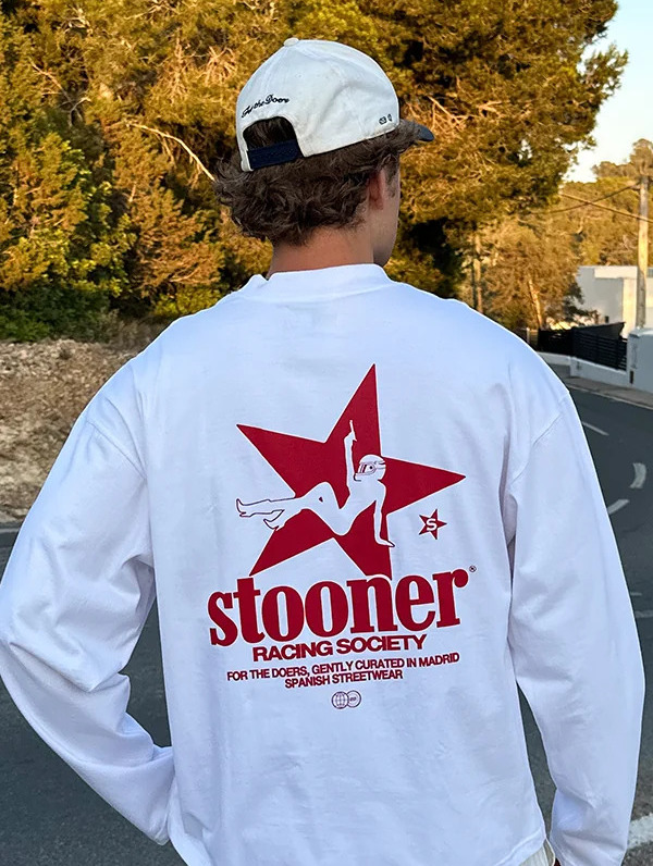 Chico de espalda con sudadera blanca